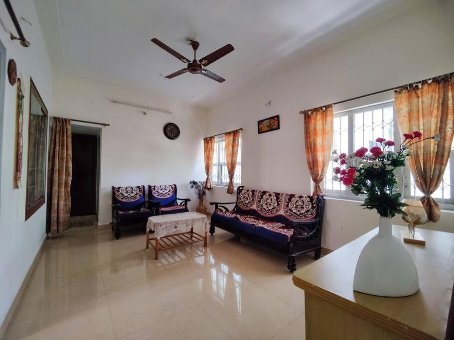 Comfy 2-Bedroom House In Sanjaynagar, Bengaluru Exteriér fotografie