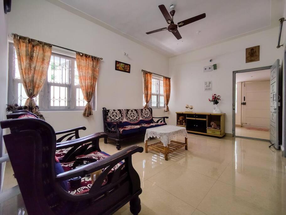 Comfy 2-Bedroom House In Sanjaynagar, Bengaluru Exteriér fotografie